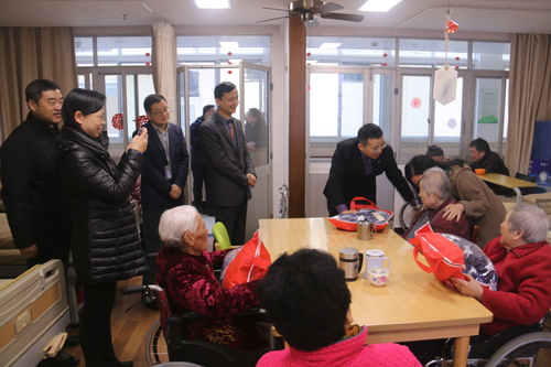 1-2018年新春，公司党委书记、董事长苏罡等领导慰问陆家嘴养老院老人
